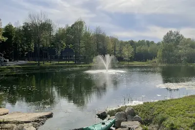 Image de Spacious Cape Style house on 43 acres with pond