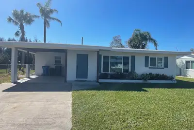 Beautiful home 2 miles away from Venice Beach! ! !