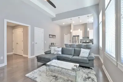 Image de **m0dernLUX ~New~ Otr condo *Park ONsite*