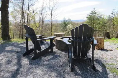 Image de A Well-Appointed Cabin, Rural Relaxation, Firepit!