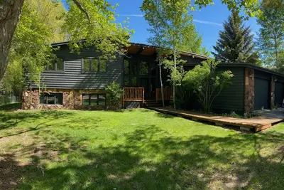 Image de Newly Renovated Home in Ideal Walk to Town Location