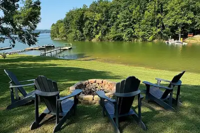 Image de Waterfront Lake House on\nRelaxing Private Cove with Channel Views
