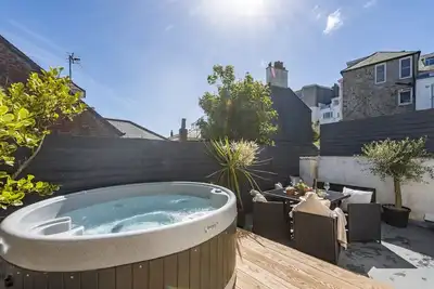 Image de Azenor - A wonderfully positioned refurbished period cottage in the heart of St Ives