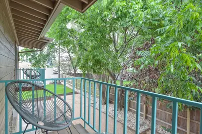 Image de (C) 2 Bdr mid-century apartment in Central Austin