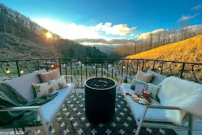 Image de Chic Mountain Stay w/ 3 Full Suites, Gorgeous Mountain Views & Private Day Spa
