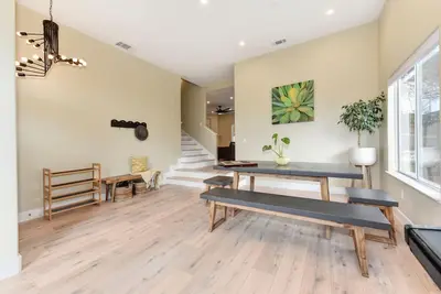 Image de Updated light and bright Orangevale retreat, prime location