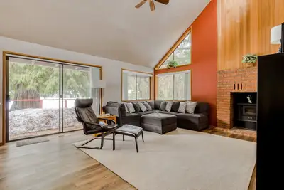 Image de Beautiful golf-course-view home with pool & tennis access, private hot tub & W/D