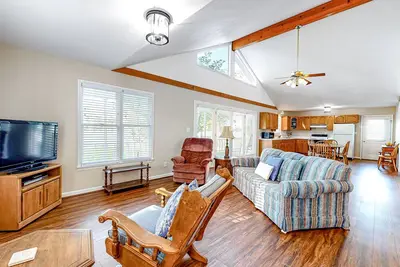 Image de Lakefront Home with Central Ac, WiFi, Lake Views, & Private Washer\/Dryer