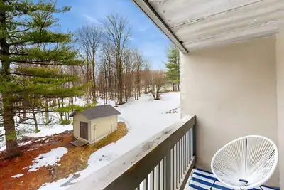 Image de Contemporary condo near skiing & golf with free WiFi, private balcony