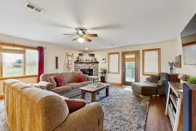 Image de Lovely home overlooking golf course with WiFi, Ac, pool, hot tub - near lake