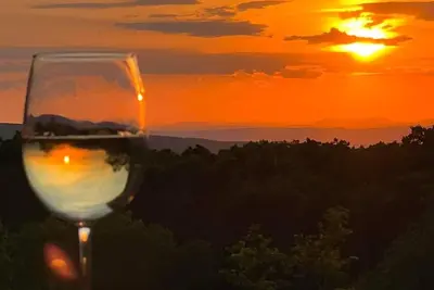 Image de Wintergreen. Panoramic Sunsets, Mountain Views, Private Deck + Fireplace