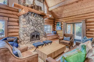 Dog-Friendly Lodge W/ Mountain Views, Pool Table, Large Deck & Gourmet Kitchen