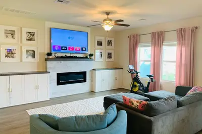 Image de Playground, trampoline, toys, treadmill and a stationary bike! Come relax!