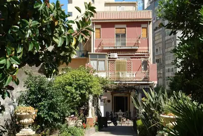 Image de Appartement dans une petite villa avec jardin