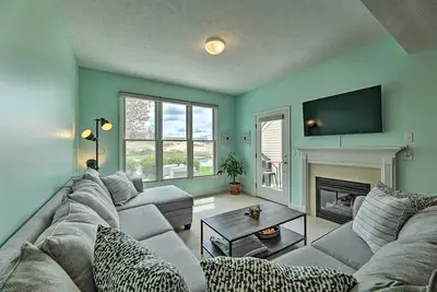 Image de Bright Manistee Condo w/ Beach + Pool Access!