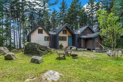 Image de Rock Camp - Exquisite cottages on Mooselookmeguntic Lake, just featured in Maine Homes magazine