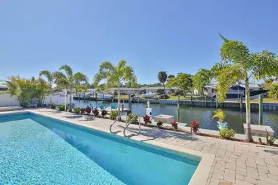 Image de Waterfront Home w/ Oversized Heated Pool, 5 Min to Anna Maria