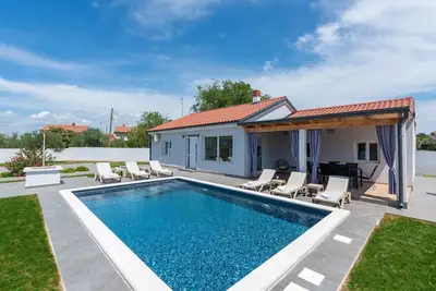 Image de Holiday House Ori with private pool close to the beach