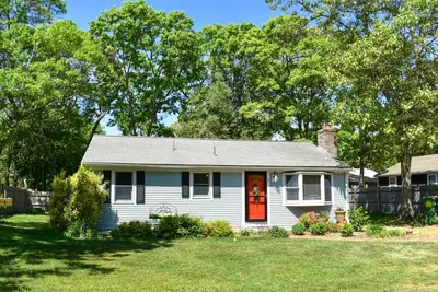 Image de Three bedroom home sleeping 5 with central air!