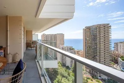 Image de Monaco à pied - Piscine et vue mer