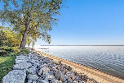 Image de Waterfront Cottage with Tower and Hot Tub!