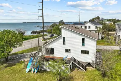 Image de Semi-Soundfront on Bay Drive - Whole Home, Large Yard and Decks!