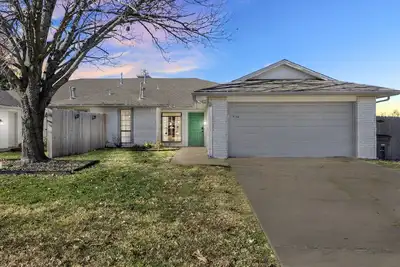 Image de South Tulsa Luxury | 2000sf•King•75\"Tv•Bbq•Yard