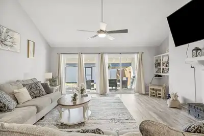 Image de South Tulsa Luxury | 2000ft²•75\"Tv•King•Bbq•Yard