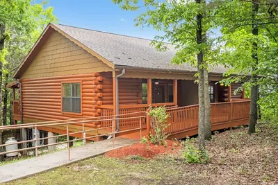 Image de \"417 Dirt Road\" Cabin for Two - Soaking Tub, Gas Fireplace, Covered Balcony