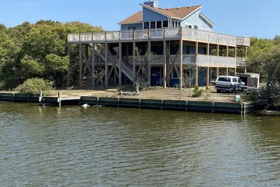 Image de 2 Free beach parking passes! Waterfront Hot Tub Boat dock Pet friendly 360 Decks