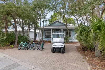 Image de *Steps to Beach* Fully Remodeled Single-Level Home - Golf Cart + Bikes
