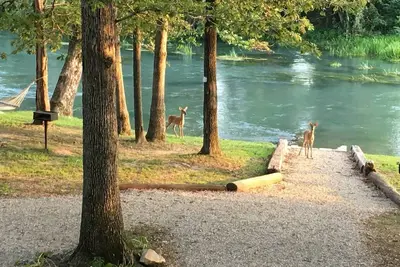 Image de Mammoth Spring Retreat. Gated for privacy, Five cabins, one price. On the River