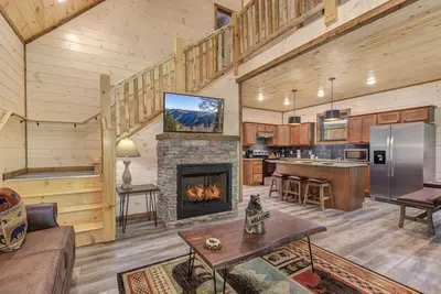 Image de Three Little Bears | Modern Cabin w. Theater, Hot Tub + More!