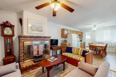 Image de Second-floor home with Manomet Beach access, deck, firepit & outdoor space