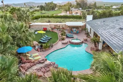 Image de 9 bdr+15 bds+5. 5 baths, pickleball, basketball, 2+acres, indoor+out billiards.