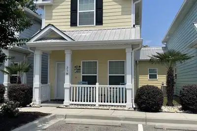 Image de Relaxing and Cozy Cottage, only a block from the beach!