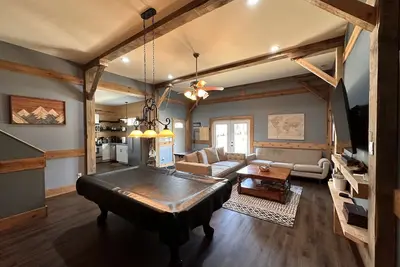 Image de 70\" Tv, pool table, darts, 10 minutes from Wildlife Boat Ramp + Board & Batten