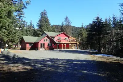 Image de Resurrection Peaks Lodge. Upper unit sleeps 6, private lot and close to town.