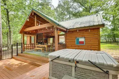 Image de 'Cape Royale' Luxury Livingston Cabin w/ Hot Tub!