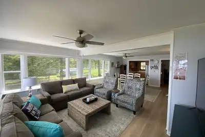 Image de Douglas Lake House: Spring Blooms and Fresh Lake Breezes – Book Now!