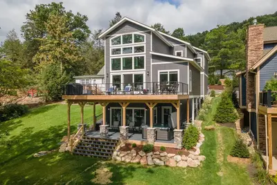 Image de Lakefront Luxury w/ Fireplace, Dock & Hot Tub