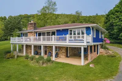 Image de Dog Friendly Modern Lake Retreat w/ Games & Hot Tub