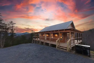 Image de Newly Built 3 Br w/ Mtn Views, Hot Tub, Game Room, WiFi, Free Dollywood Tickets