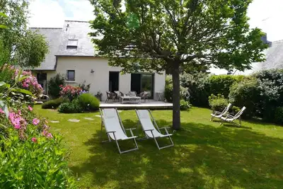Image de Maison confortable avec un beau jardin sur la plage de Dourveil