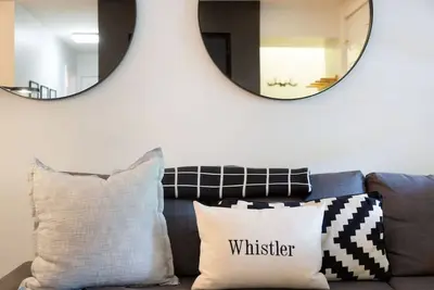 Image de Designer home -  A/C, pool, hot tub & free parking