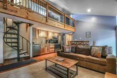Image de Condo Nestled in the Woods/Shared Hot Tub and Pool/Private Patio with Grill