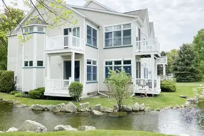 Updated Main Floor Condo at Pool and Beach