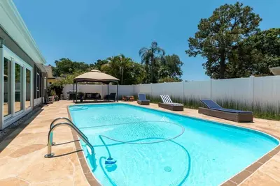 Image de Luxury Getaway Oasis w Private Pool mins to Beach!