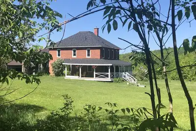 Image de 5-Bedroom Farmhouse Estate in Muskoka