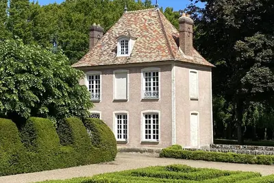 Image de Pavillon Xvii du chateau de Saudreville 46 kilomêtres au sud de Paris